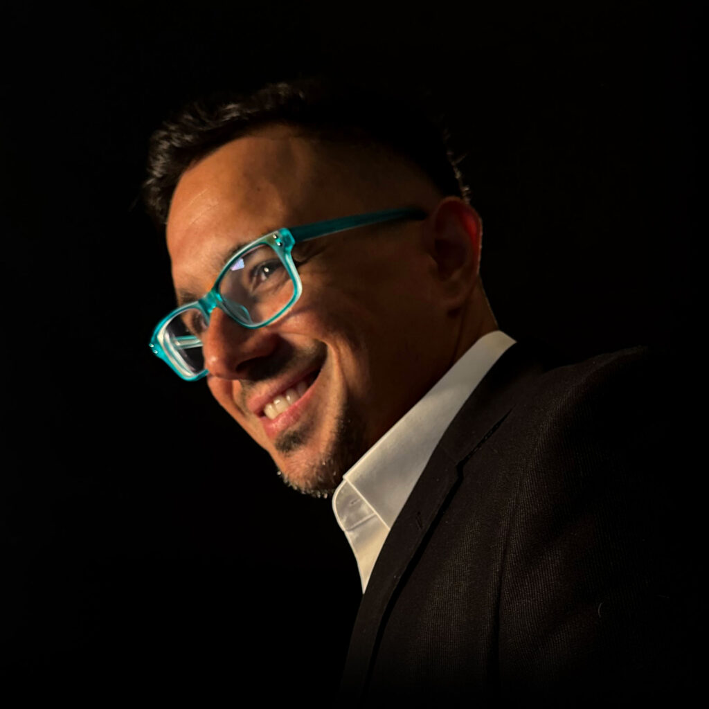 Ale Riv cantante de salsa puertorriqueño