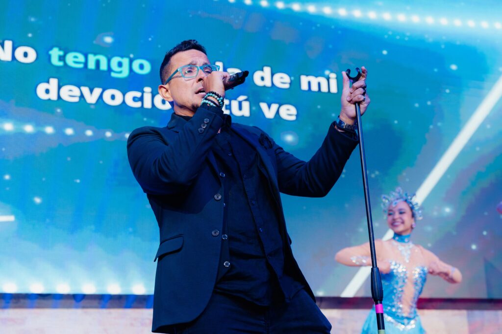 Cantante de salsa puertorriqueño Ale Riv en vivo en Barranquilla, Colombia durante concierto El Salsa
