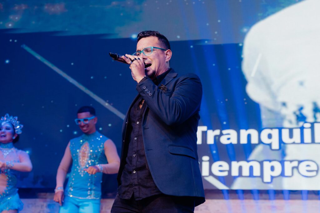 Ale Riv artista de salsa de Puerto Rico en concierto en Barranquilla Colombia