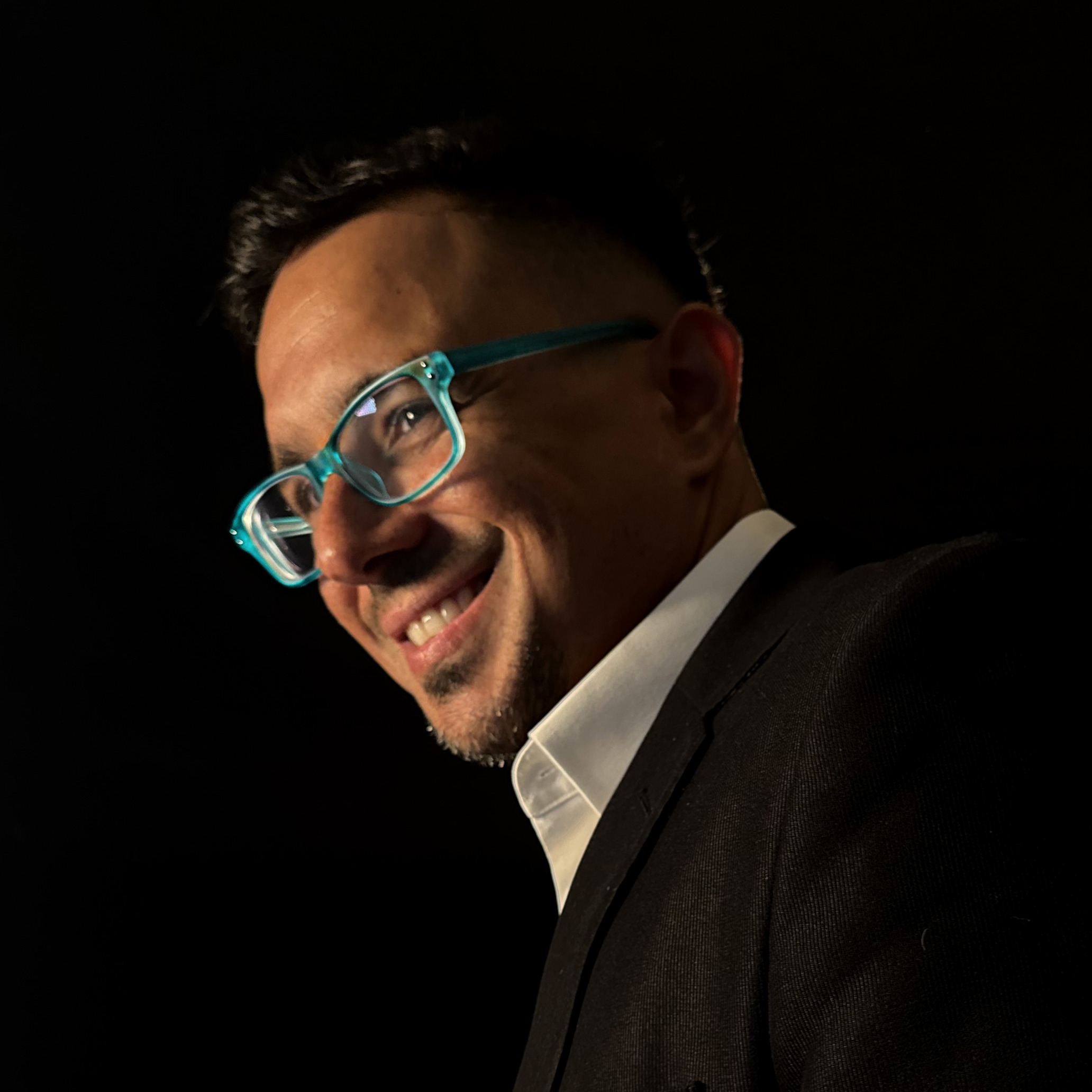 Ale Riv cantante de salsa puertorriqueño artista de música latina